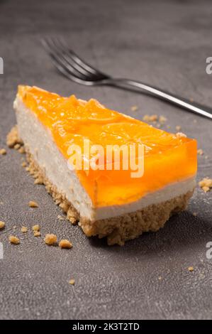 cheesecake orange doux sur fond gris. gros plan Banque D'Images