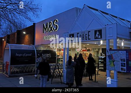 File d'attente à l'extérieur de M&S Foodhall, The Forge Shopping Centre 6, 20 Kingston Road, London Rd, Stockton Heath, Warrington, Cheshire, Angleterre, Royaume-Uni, WA4 6LG Banque D'Images