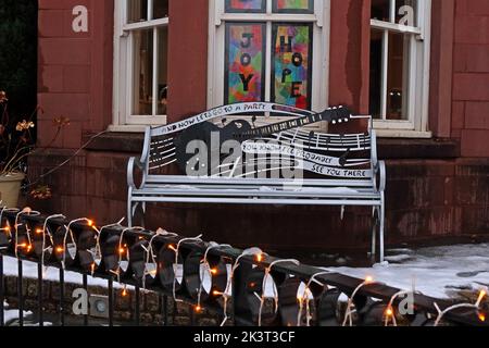 Joy & Hope, banc River Reeves avec motif guitare et musique, Grappenhall Heys, Warrington, Cheshire, Angleterre, Royaume-Uni en hiver neige 2020 Banque D'Images