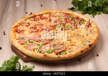 pizza savoureuse avec différents fromages de garniture, jambon, pepperoni, quatre fromages Banque D'Images