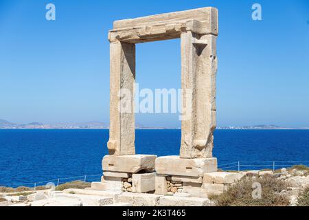 Île de Naxos, Temple d'Apollon, Cyclades Grèce. Portara, porte en marbre, journée ensoleillée, mer calme, fond bleu ciel. Banque D'Images