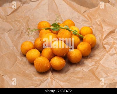 fromage frit ou boules de pommes de terre tatsy sur papier artisanal Banque D'Images