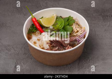 savoureux potage fo bo avec du bœuf dans un plat artisanal Banque D'Images