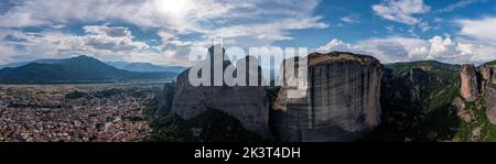Grèce Meteora paysage vue panoramique aérienne. Village de Kalabaka et célèbres formations rocheuses. Destination de voyage en Europe Banque D'Images