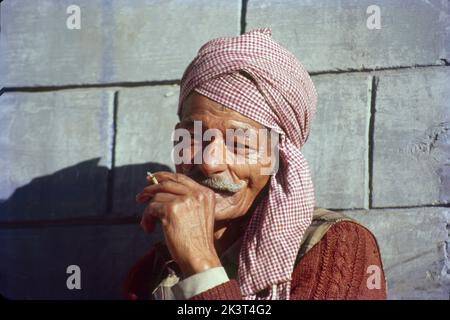 Homme fumeurs à Shimla, Himachal Pradesh, Inde Banque D'Images