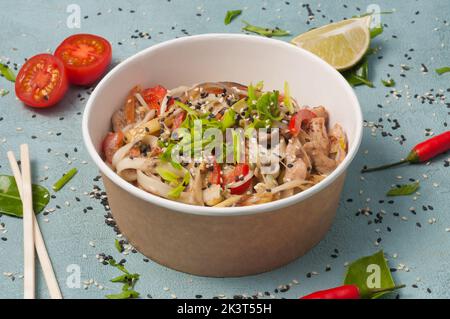 délicieux udon avec du porc et des légumes dans des plats artisanaux Banque D'Images