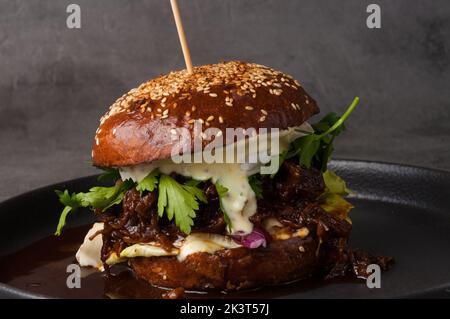 excellent hamburger au veau bouilli, sauce worcestershire, fromage brie Banque D'Images