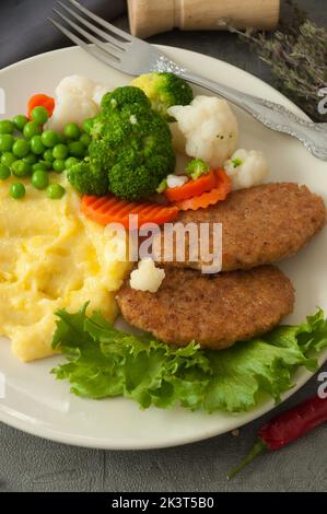 purée de pommes de terre savoureuse avec des côtelettes et légumes cuits à la vapeur avec du pain aux céréales. gros plan Banque D'Images