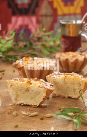 tartelettes de sablés savoureuses cuites au four avec pommes de terre et œufs Banque D'Images