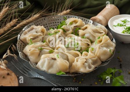 manty ou manti plat traditionnel oriental à la vapeur avec du bœuf Banque D'Images