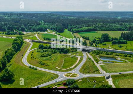 Vue aérienne de la jonction d'autoroute d'Adelsried (BAB 8) près d'Augsbourg Banque D'Images