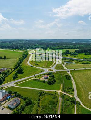 Vue aérienne de la jonction d'autoroute d'Adelsried (BAB 8) près d'Augsbourg Banque D'Images