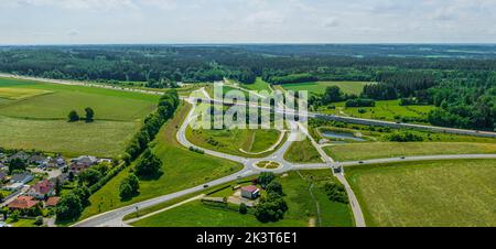 Vue aérienne de la jonction d'autoroute d'Adelsried (BAB 8) près d'Augsbourg Banque D'Images