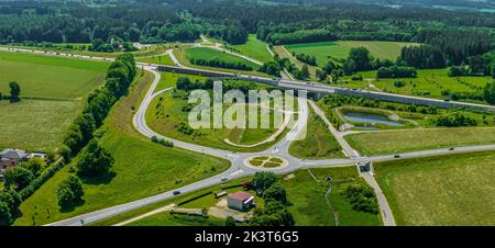 Vue aérienne de la jonction d'autoroute d'Adelsried (BAB 8) près d'Augsbourg Banque D'Images