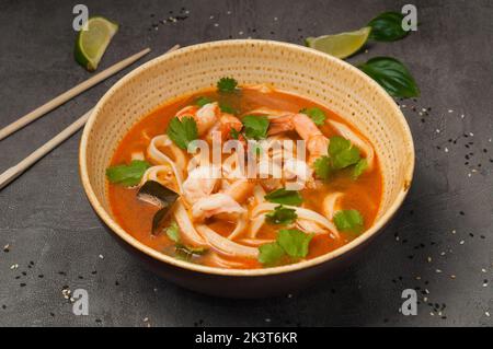 savoureuse soupe asiatique de laksa avec nouilles et fruits de mer Banque D'Images