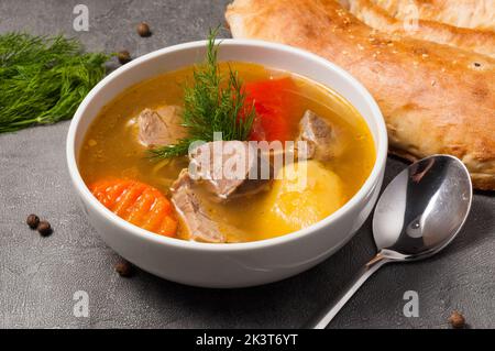 La shurpa savoureuse est une soupe ouzbek traditionnelle à l'agneau Banque D'Images