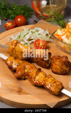 délicieux kebab au poulet et au shish avec oignons marinés et salade de chou Banque D'Images