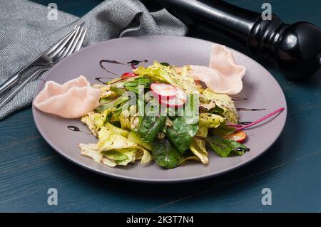 salade verte savoureuse avec des chips de radis et de crevettes Banque D'Images