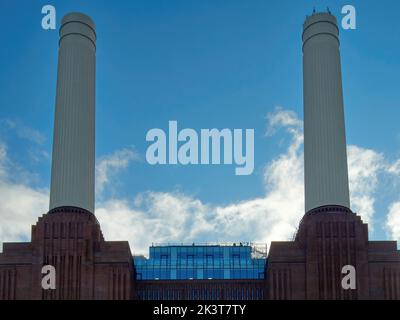 La forme art déco familière de Battersea Power Station, récemment rénové, dans la lumière du soleil et de l'ombre d'hiver, contre un ciel bleu vif. Banque D'Images