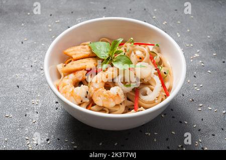 cuisine japonaise. nouilles de blé udon avec fruits de mer Banque D'Images