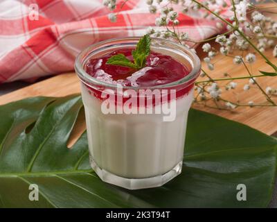 délicieux panacota italien dessert dans un pot en verre à la menthe Banque D'Images