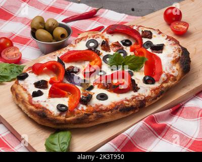 savoureuse pizza végétarienne avec poivrons marinés et olives Banque D'Images