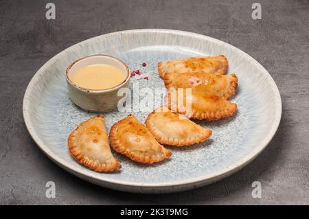 Petites tartes - posikunchiki avec sauce moutarde. Cuisine traditionnelle de la Russie, l'Oural Banque D'Images