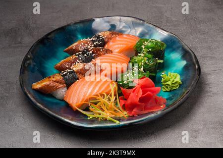 sushis savoureux avec saumon et thon et gunkans avec chuka Banque D'Images