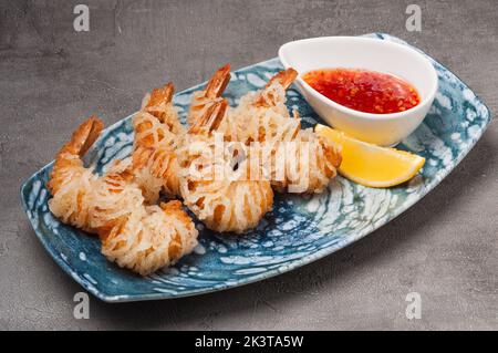 frites savoureuses aux crevettes dans des nouilles en verre avec sauce aigre-douce Banque D'Images