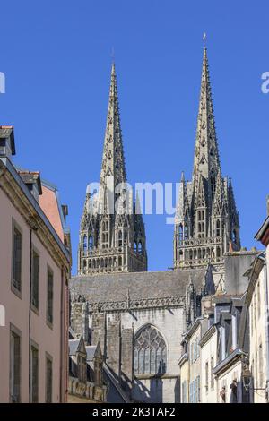 Vue sur les flèches jumelles de la cathédrale Saint-Corentin, Quimper, Finistère, Bretagne Banque D'Images