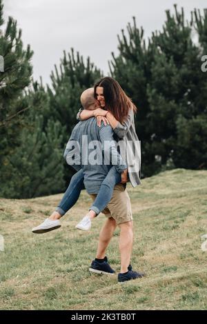 Vue latérale d'un couple aimant jouant dans la montagne Banque D'Images