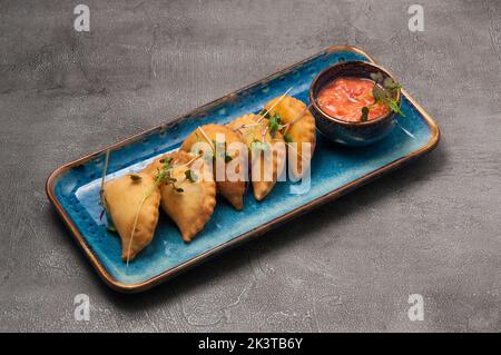 POSIKUNCHIKI - petites tartes savoureuses avec garniture de viande, sauce tomate Banque D'Images