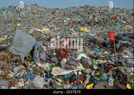 Sylhet, Bangladesh . 27th septembre 2022. 27 septembre 2022, Sylhet, Bangladesh : les cueilleurs collectent les déchets qui peuvent être réutilisés dans les décharges municipales, ces collecteurs mettent leur santé en danger en ne prenant pas les précautions appropriées pour ramasser les déchets. On 27 septembre 2022 à Sylhet, Bangladesh. (Photo de MD Rafayat Haque Khan/Eyepix Group/Sipa USA) crédit: SIPA USA/Alay Live News Banque D'Images