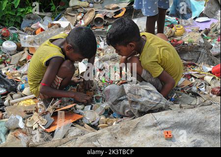 Sylhet, Bangladesh . 27th septembre 2022. 27 septembre 2022, Sylhet, Bangladesh : les cueilleurs collectent les déchets qui peuvent être réutilisés dans les décharges municipales, ces collecteurs mettent leur santé en danger en ne prenant pas les précautions appropriées pour ramasser les déchets. On 27 septembre 2022 à Sylhet, Bangladesh. (Photo de MD Rafayat Haque Khan/Eyepix Group/Sipa USA) crédit: SIPA USA/Alay Live News Banque D'Images