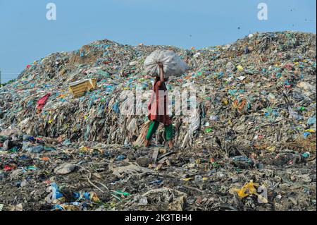 Sylhet, Bangladesh . 27th septembre 2022. 27 septembre 2022, Sylhet, Bangladesh : les cueilleurs collectent les déchets qui peuvent être réutilisés dans les décharges municipales, ces collecteurs mettent leur santé en danger en ne prenant pas les précautions appropriées pour ramasser les déchets. On 27 septembre 2022 à Sylhet, Bangladesh. (Photo de MD Rafayat Haque Khan/Eyepix Group/Sipa USA) crédit: SIPA USA/Alay Live News Banque D'Images