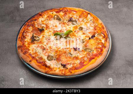 pizza savoureuse au saumon et jalapeno au fromage mozzarella Banque D'Images