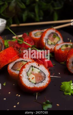 délicieux petits pains à sushi avec concombre d'avocat de saumon dans le caviar de tobiko Banque D'Images