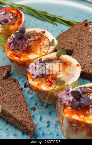 savoureux os avec moelle osseuse est un beau plat de restaurant avec du pain de seigle Banque D'Images