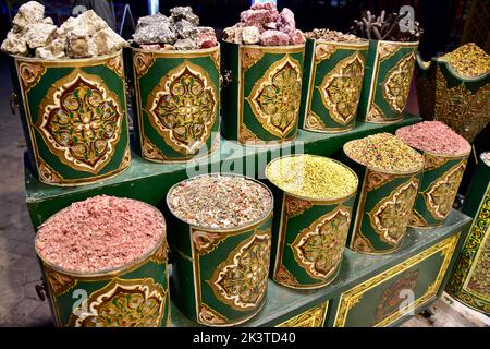 Épices vives exposées dans le souk de Marrakech (marché) Banque D'Images