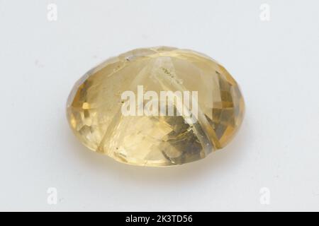 Citrine jaune de pierre précieuse naturelle sur fond blanc Banque D'Images