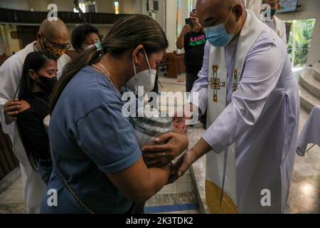 Manille, Philippines. 28th septembre 2022. Les membres de la famille et les parents reçoivent les urnes qui tiennent les cendres des victimes de la guerre contre la drogue lors d'un service commémoratif à l'intérieur d'une église catholique de la ville de Quezon, dans la région métropolitaine de Manille, aux Philippines. 28 septembre 2022. Les restes ont été exhumés de leurs tombes après que le bail sur les tombes dans un cimetière public qu'ils ont été enterrés a expiré et les parents ne pouvaient pas se permettre de continuer avec elle. (Image de crédit : © Basilio Sepe/ZUMA Press Wire) Banque D'Images