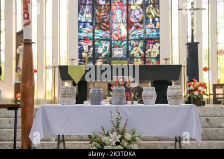 Manille, Philippines. 28th septembre 2022. Des urnes contenant les restes des victimes de la guerre contre la drogue sont placées sur l'autel lors d'un service commémoratif à l'intérieur d'une église catholique de la ville de Quezon, dans la région métropolitaine de Manille, aux Philippines. 28 septembre 2022. Les restes ont été exhumés de leurs tombes après que le bail sur les tombes dans un cimetière public qu'ils ont été enterrés a expiré et les parents ne pouvaient pas se permettre de continuer avec elle. (Image de crédit : © Basilio Sepe/ZUMA Press Wire) Banque D'Images