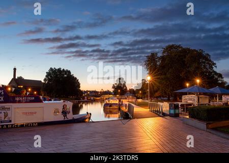 Bassin de Bancroft à l'aube.Stratford-upon-Avon, Warwickshire, Angleterre Banque D'Images