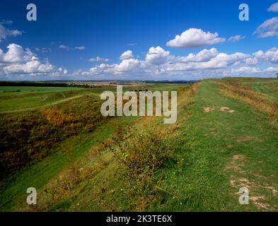 Badbury Rings Iron Age Hill, Kingston Lacy, Dorset, Angleterre, Royaume-Uni, en regardant vers le nord depuis le rempart intérieur vers l'entrée ouest. Blandford Road, Kingston Banque D'Images