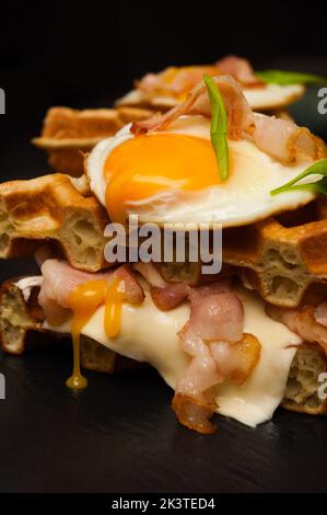 gaufres belges savoureuses avec fromage, bacon et œufs. concept : petit déjeuner Banque D'Images