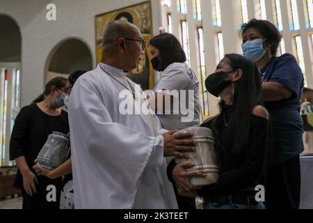 Manille, Philippines. 28th septembre 2022. Prêtre catholique FR. Flaviano ''Flavie'' Villanueva parle aux membres de la famille et aux parents des victimes de la guerre contre la drogue lors d'un service commémoratif à l'intérieur d'une église catholique de la ville de Quezon, dans la région métropolitaine de Manille, aux Philippines. 28 septembre 2022. Les restes ont été exhumés de leurs tombes après que le bail sur les tombes dans un cimetière public qu'ils ont été enterrés a expiré et les parents ne pouvaient pas se permettre de continuer avec elle. (Image de crédit : © Basilio Sepe/ZUMA Press Wire) Banque D'Images