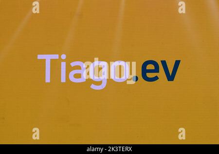 Mumbai, Inde. 28th septembre 2022. Logo de véhicule électrique Tata Tiago visible sur l'écran LED pendant le lancement. La société a offert un prix de lancement de RS.8,49 lakh aux 10 000 premiers clients après son inauguration officielle et son lancement à Mumbai. Crédit : SOPA Images Limited/Alamy Live News Banque D'Images