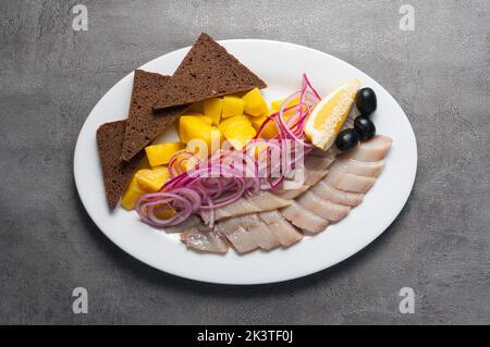 savoureux hors-d'œuvre froid - hareng salé avec pommes de terre et oignon rouge Banque D'Images