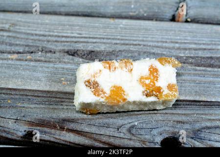 Un taffy crémeux aux raisins secs et à la noix de coco, un bonbon oriental fait pour célébrer l'anniversaire du prophète Mohamed en Égypte, dans les pays arabes et islamiques, Banque D'Images