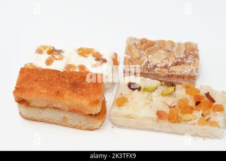 Divers bonbons de l'est de taffy avec des arachides, des raisins secs et de la noix de coco et bassima comme une célébration de l'anniversaire du prophète Mohamed en Egypte, arabe et Banque D'Images